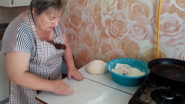 Печём пирожки с зелёным луком и яйцом, а также с картофелем. Всем хорошего настроения !