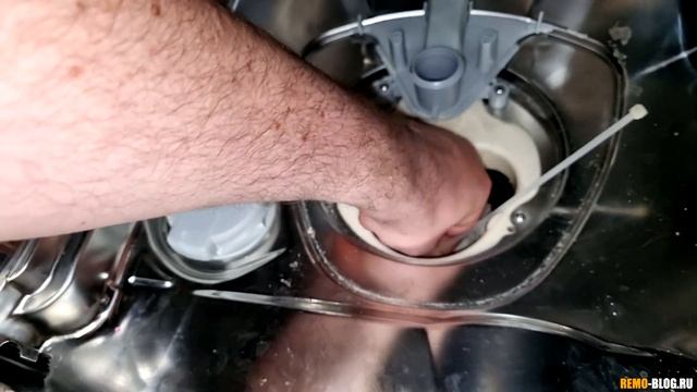 Не сливает воду посудомоечная машинка – пищит: что делать, причины. На примере Electrolux смотреть онлайн