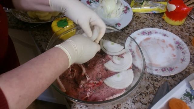 Свиной антрекот с овощами в духовке смотреть онлайн
