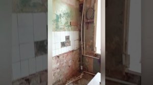 Заменили трубы на кухне. Ремонт продолжается.