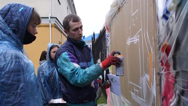 Известный петрозаводский мастер Андрей Птицын нарисовал на заднем дворе Музея ИЗО граффити смотреть онлайн