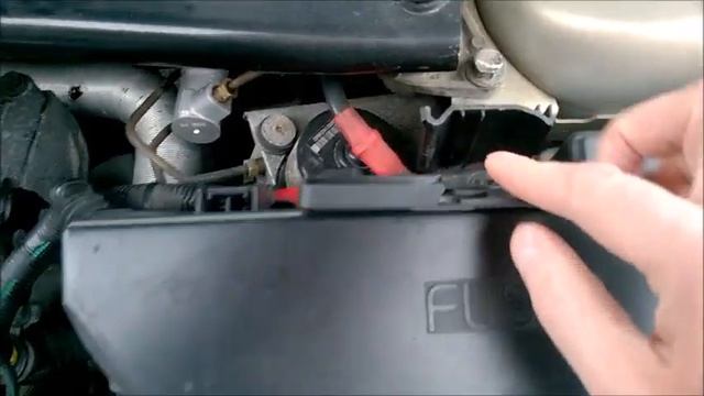 Volvo S60 Jump start from the engine bay (battery connections) 2001-2009 смотреть онлайн