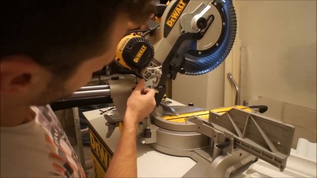 Пила торцовочная DeWALT DWS 780  Ремонт квартир в Москве