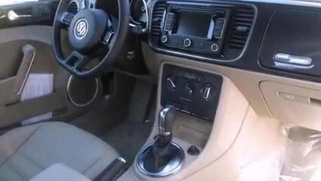 2013 Volkswagen Beetle 2.0T w/Sound/Navigation/PZEV смотреть онлайн