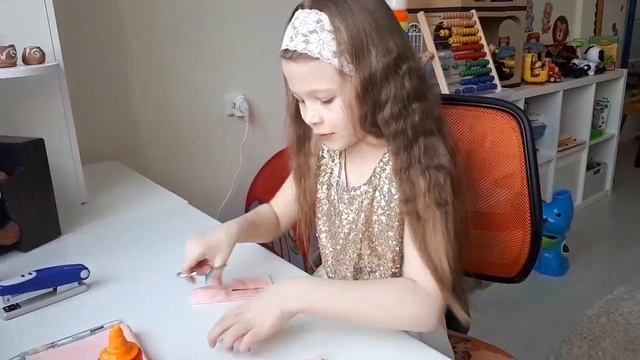 Весенняя композиция в детский сад. Делаем поделку своими руками. Цветы из салфеток. смотреть онлайн