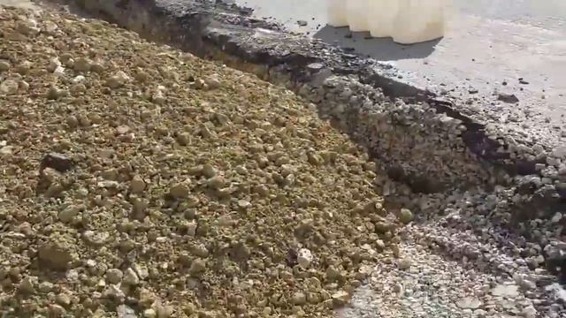 В Крыму глиной с камнями укрепляют дороги. смотреть онлайн