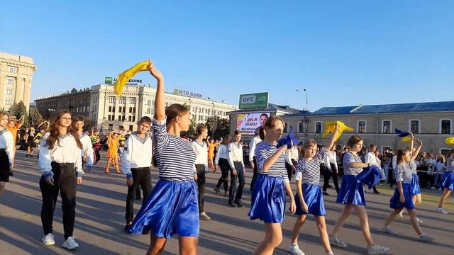 Площадь Свободы Харьков 1 сентября 2021 / Часть 2 / Школы Харькова смотреть онлайн