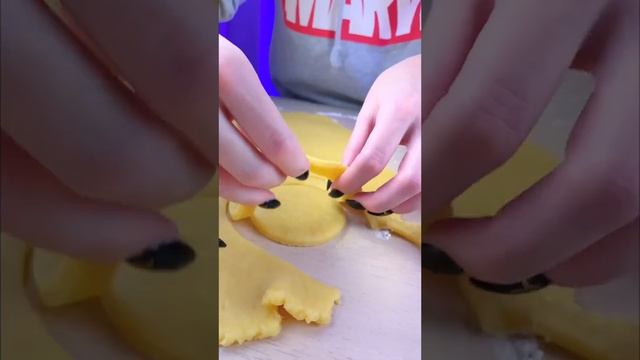 Готовим стеклянные печенья из конфет леденцов! смотреть онлайн