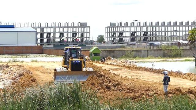 Amazing work Dump Truck &bulldozer SHAN TUI DH17C2 to Push soil & Delete the lake Part 30 смотреть онлайн