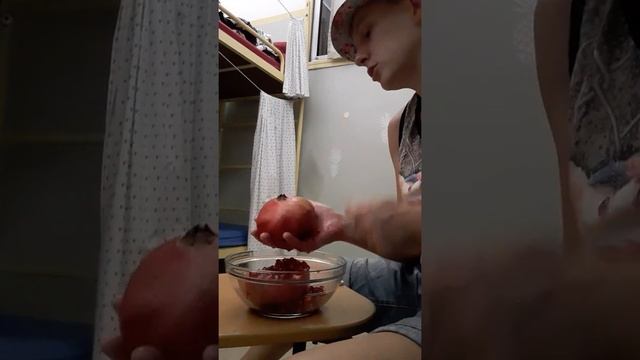 Как правильно разрезать гранат и выбить зерна ложкой (реально рабочий способ!) смотреть онлайн