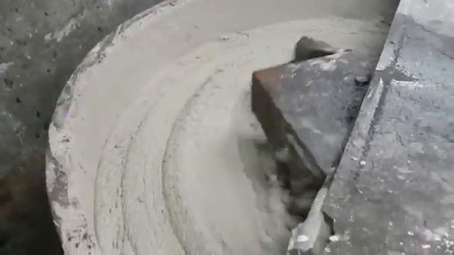 Замес одной тонны бетонной смеси для заливки декоративного камня/Mixing one ton of concrete mixture смотреть онлайн