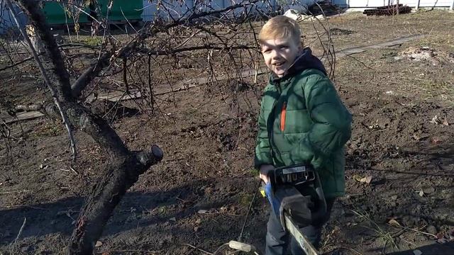 Электропила Makita. Учимся пилить дерево. смотреть онлайн