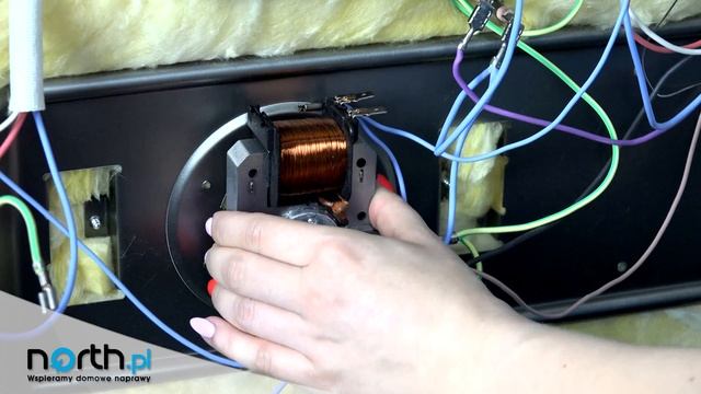 Jak wymienić silnik i śmigło wentylatora w kuchence gazowo-elektrycznej? смотреть онлайн