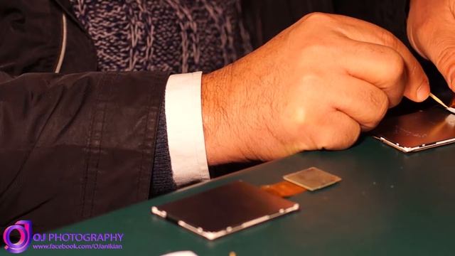 Replacing a Sony Alpha A77 camera's broken LCD screen смотреть онлайн