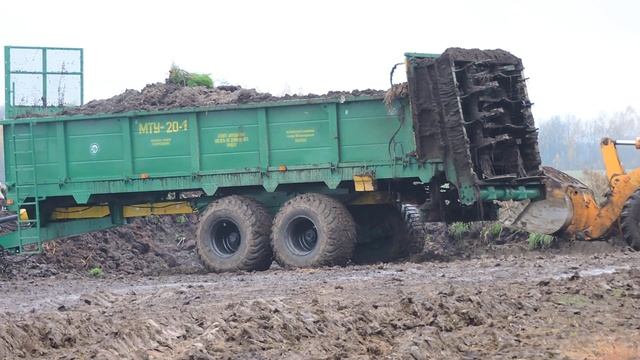 Машина для внесения органических удобрений МТУ-20 , загрузка навозом смотреть онлайн