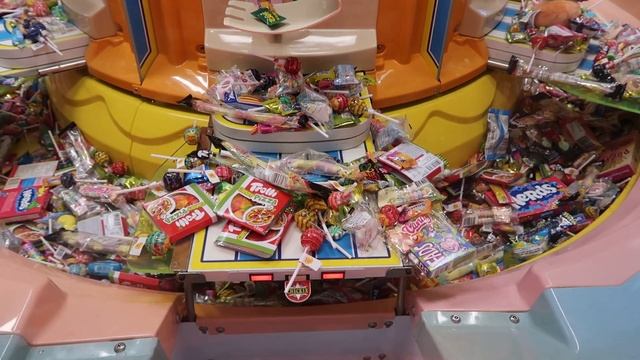 It's JACKPOT Time! Winning Candy & Prizes on the BIG SWEET LAND Candy Pusher at the Arcade смотреть онлайн
