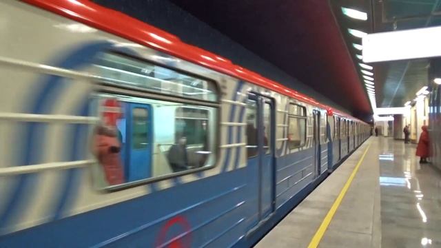 "На Ховрино!" Электропоезд 81-717/714.5 "Московский Транспорт" №53 на станции метро Беломорская смотреть онлайн