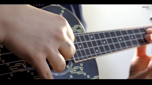 Testing the FENDER Billie Eilish Signature Uke смотреть онлайн