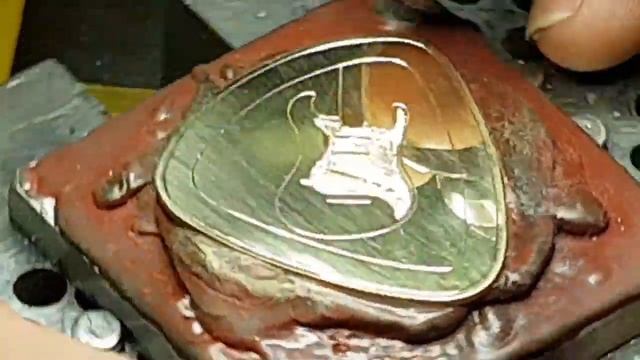 ручная гравировка по металлу медиатор , плектром для гитары смотреть онлайн