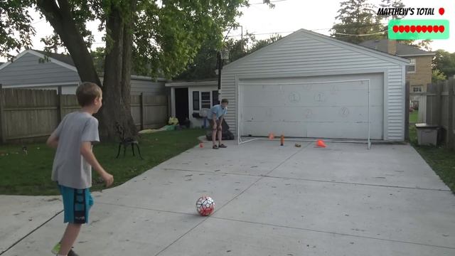 Water Balloon Throwing Challenge! | That's Amazing смотреть онлайн