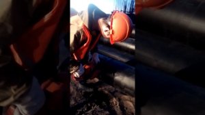 Резка трубы бензопилой