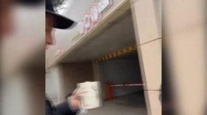 Всё хорошо. Парень разыграл охранника.