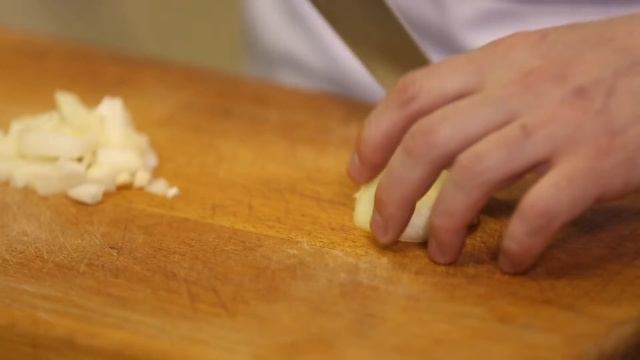 Как нарезать лук кубиками смотреть онлайн