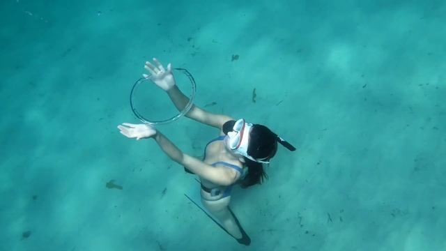 FREEDIVING | Holding a Bubble Ring - Bondi Beach смотреть онлайн