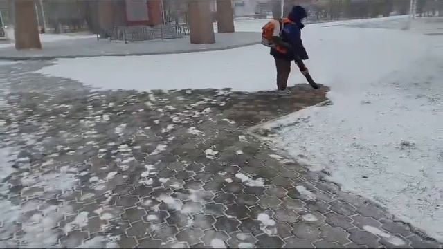 ГСТК чистит город от снега смотреть онлайн