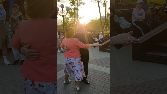 Севастопольский вальс, парк победы, танцы в кругу друзей или как ещё называют элегантные танцы. смотреть онлайн