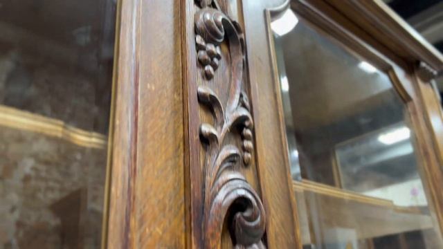 Антикварная витрина с остекленными боковинами 1890-х гг. смотреть онлайн