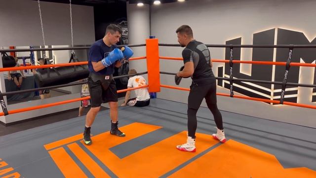 Двойка, оттяжка под боковой и правый прямой на контратаке. Работа на лапах. смотреть онлайн