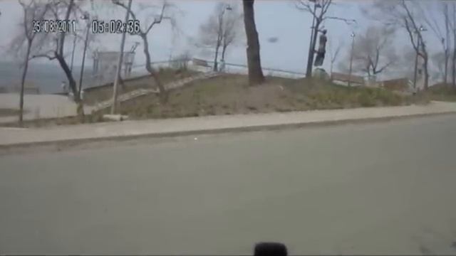 Неуправляемый автомобиль, груженный бетоном, собрал сразу несколько машин смотреть онлайн