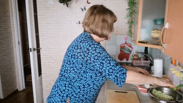 Прогулка. Покупки. Готовлю вкусный салат. Беларусь. смотреть онлайн