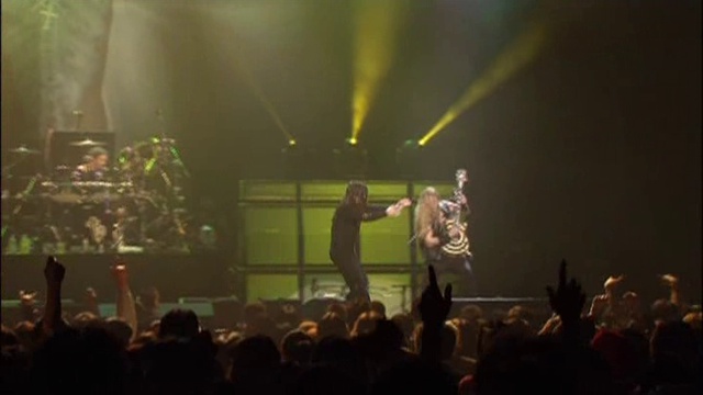 Ozzy Osbourne - Озик тягает за волосы Вайлда смотреть онлайн