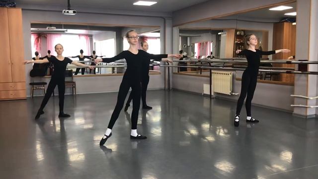 Классический танец battement tendu на середине зала смотреть онлайн