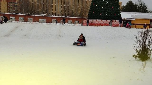 Катание на горке Тюбинг бублик смотреть онлайн