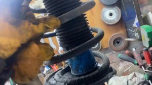 Замена передних амортизаторов Ford Focus