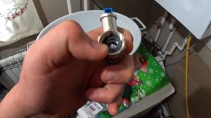 Неисправный предохранительный клапан,для водонагревательного бойлера.