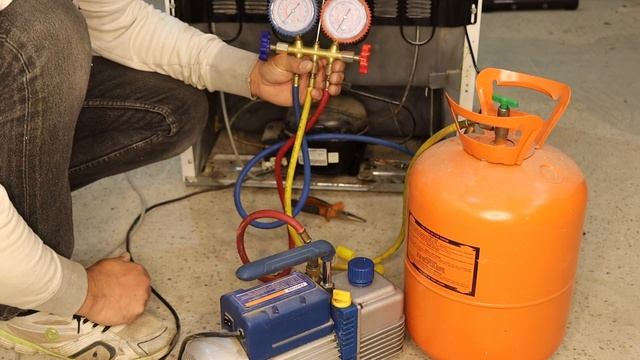 Ремонт морозильной камеры 2 часть - заправка фреоном по термометру и манометру. Переход с 134 на 60 смотреть онлайн