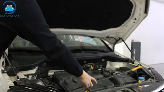 Установка амортизаторов капота на Skoda Karoq / Шкода Карок