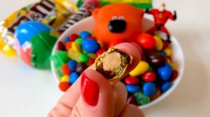 Мишки мультики с игрушками  Новая  серия  Кеша принимает необычную ванну с сладостими