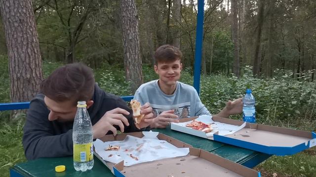 КТО первый съест ПИЦЦУ? (на дурацкое наказание) смотреть онлайн