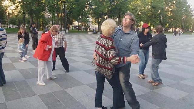 Харьков, танцы у фонтана,