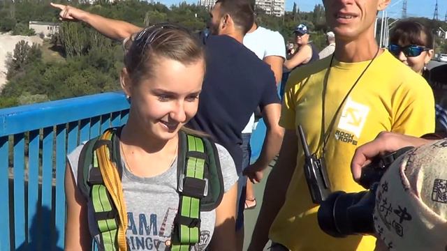 Прыгнула с Запорожского моста 55 метров смотреть онлайн