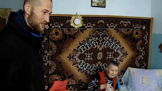 Видео БлиNКом Бабушки с благодарностью приняли новогодние подарки смотреть онлайн