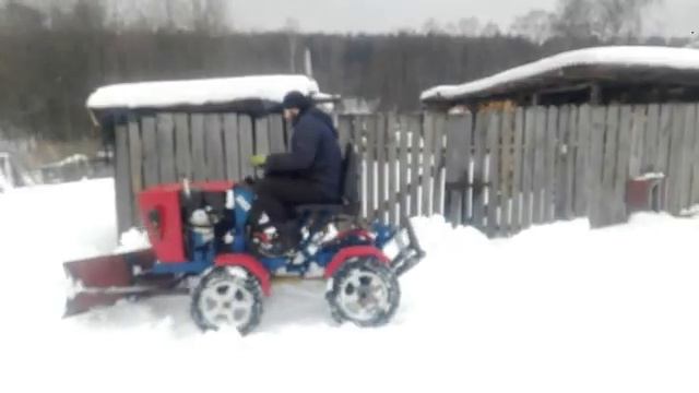Испытания самодельного Отвала. Чистим снег минитрактором смотреть онлайн