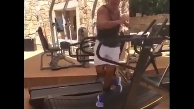 Итальянский миллионер Gianluca Vacchi 50 летний танцует и спортом занимается смотреть онлайн