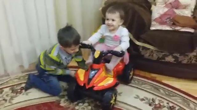 Малышка Катается на Квадрацикле! смотреть онлайн