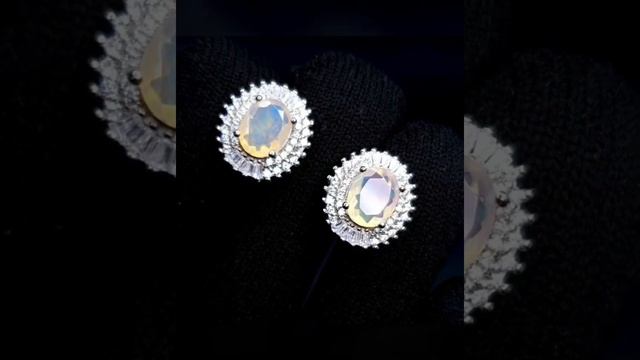 1.5 СМ! СЕРЕБРЯНЫЕ СЕРЬГИ С НАТУРАЛЬНЫМИ ЦЕЛЬНЫМИ ОПАЛАМИ (Эфиопия, 9х7 мм) и БЕЛЫМИ САПФИРАМИ смотреть онлайн